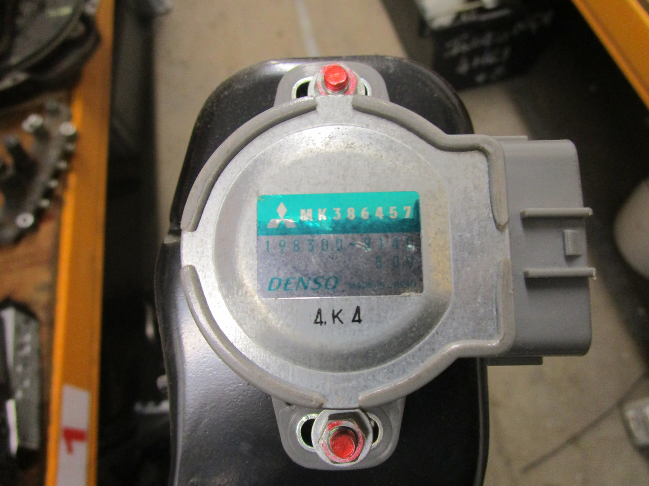 MITSUBISHI FUSO THROTTLE PEDAL UNIT COMPLETE INCLUDING SENSOR MK386457 - Кабина и интерьер для Грузовиков: фото 2 MITSUBISHI FUSO THROTTLE PEDAL UNIT COMPLETE INCLUDING SENSOR MK386457 - Кабина и интерьер для Грузовиков: фото 2