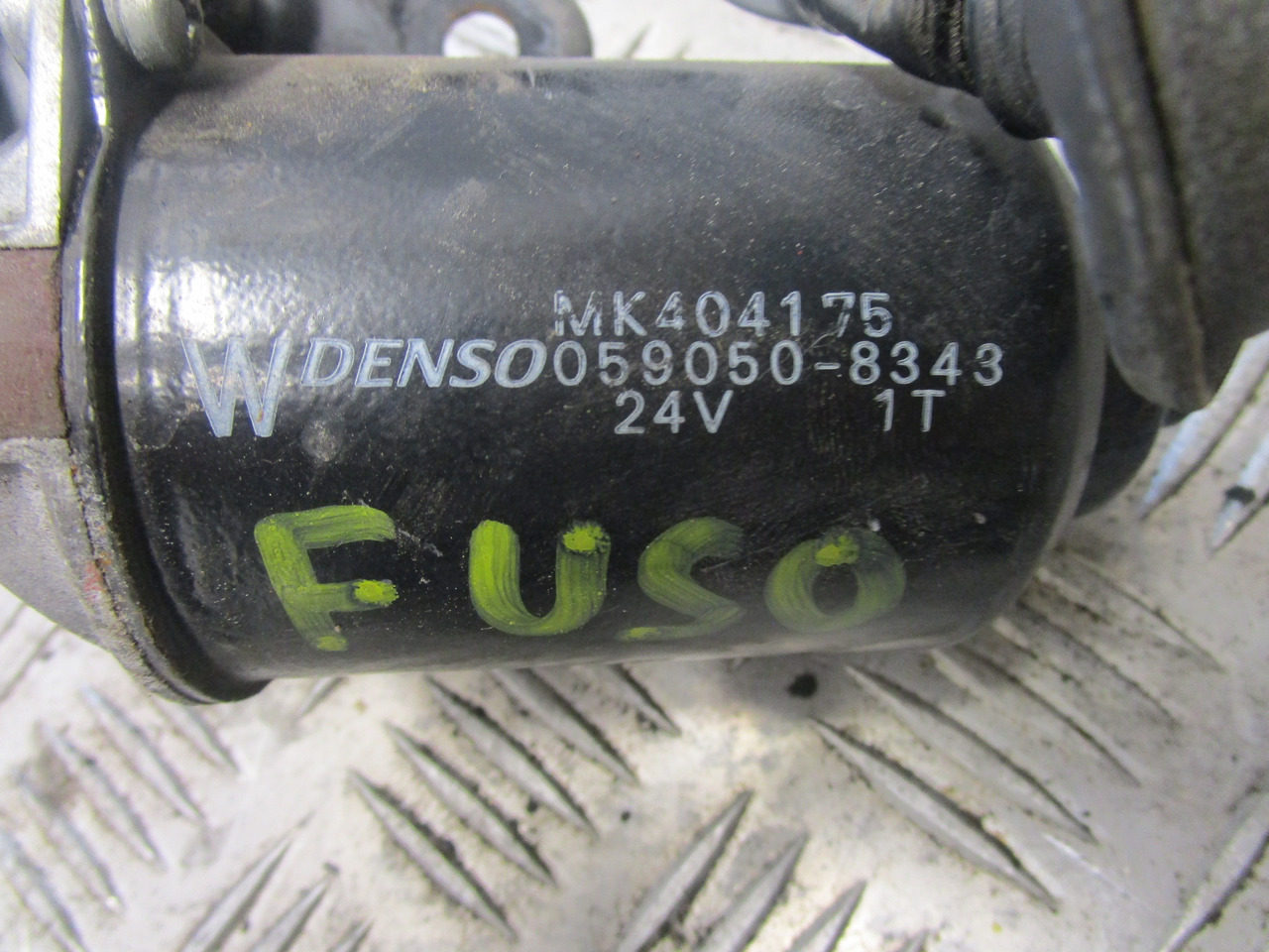 MITSUBISHI FUSO WIPER MOTOR P/NO MK404175 - Кабина и интерьер для Грузовиков: фото 2 MITSUBISHI FUSO WIPER MOTOR P/NO MK404175 - Кабина и интерьер для Грузовиков: фото 2