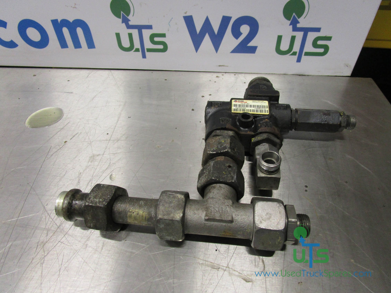 SCHMIDT SWINGO 200 POWER STEERING PRIORITY VALVE P/NO 152B8266 - Рулевое управление для Коммунальной и специальной техники: фото 1 SCHMIDT SWINGO 200 POWER STEERING PRIORITY VALVE P/NO 152B8266 - Рулевое управление для Коммунальной и специальной техники: фото 1