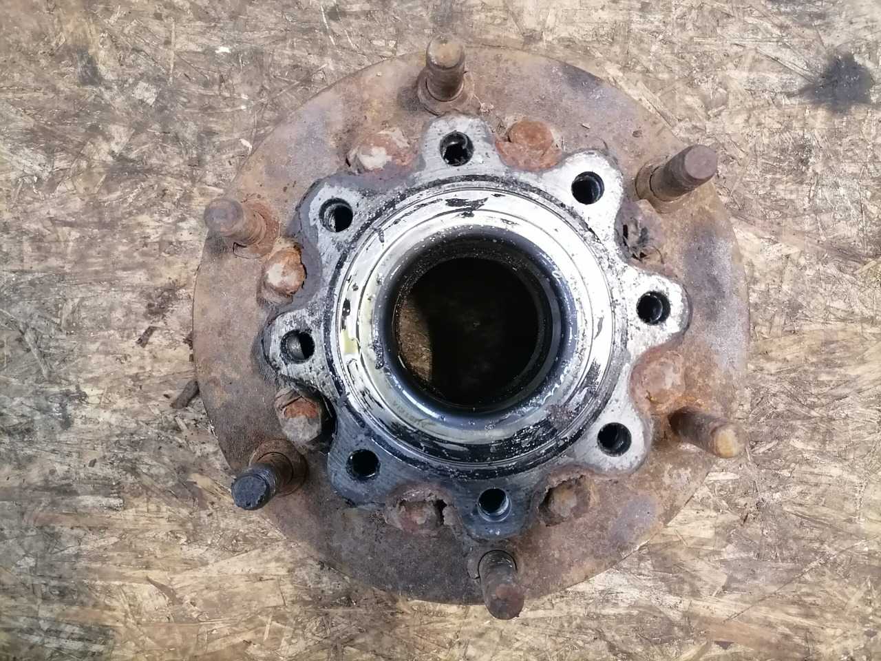 MB Atego truck with wheel hub A9703560301 - Универсальная запчасть для Грузовиков: фото 4 MB Atego truck with wheel hub A9703560301 - Универсальная запчасть для Грузовиков: фото 4