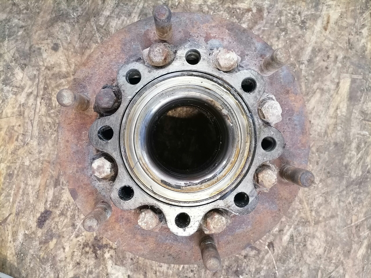 MB Atego truck with wheel hub A9703560301 - Универсальная запчасть для Грузовиков: фото 4 MB Atego truck with wheel hub A9703560301 - Универсальная запчасть для Грузовиков: фото 4