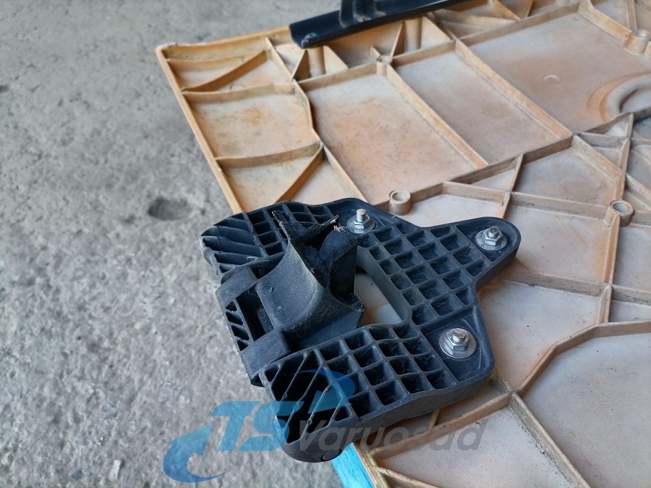 Renault Iluvõre 5010301618 - Решётка радиатора для Грузовиков: фото 5 Renault Iluvõre 5010301618 - Решётка радиатора для Грузовиков: фото 5