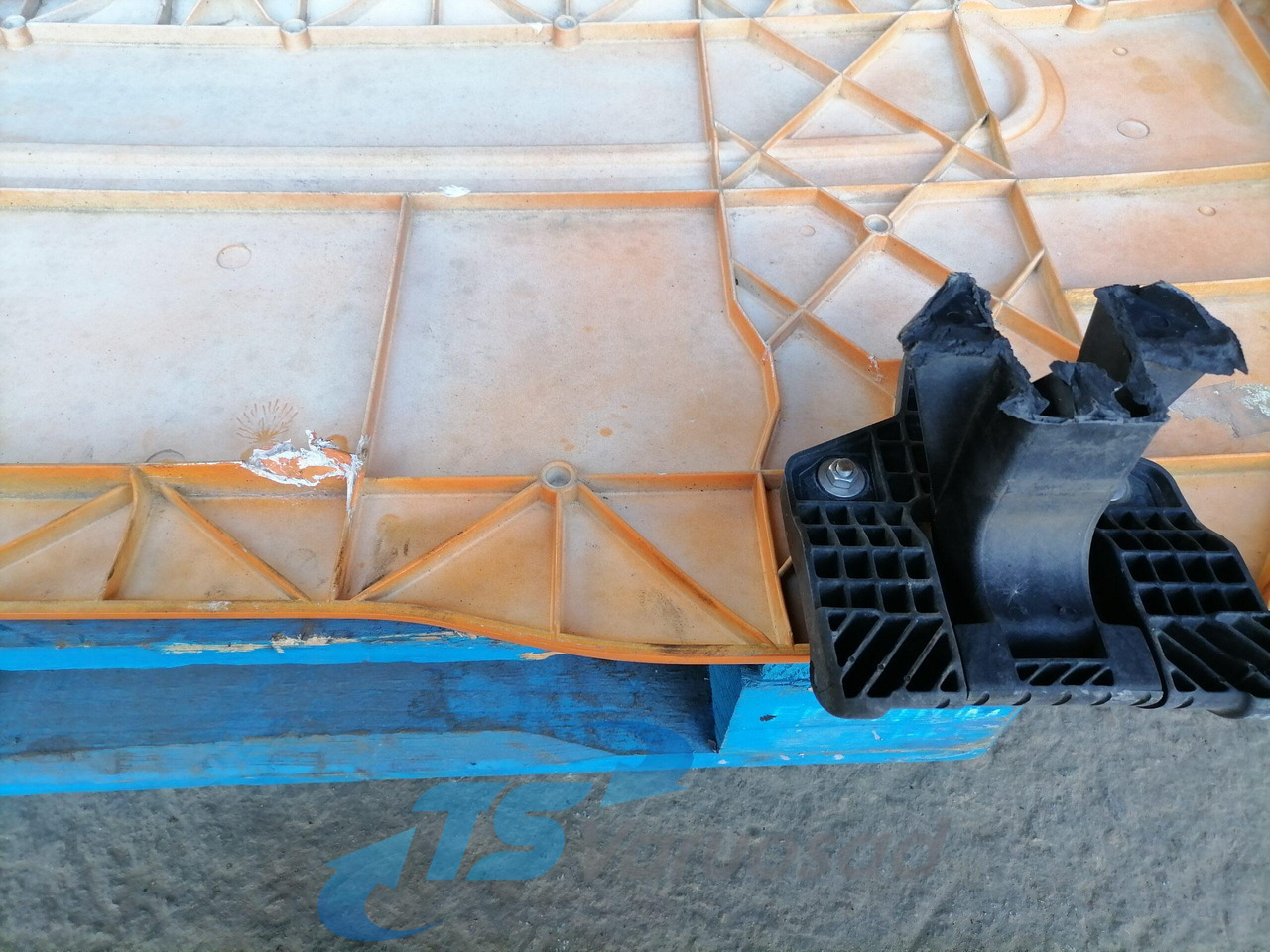 Renault Iluvõre 5010301618 - Решётка радиатора для Грузовиков: фото 3 Renault Iluvõre 5010301618 - Решётка радиатора для Грузовиков: фото 3