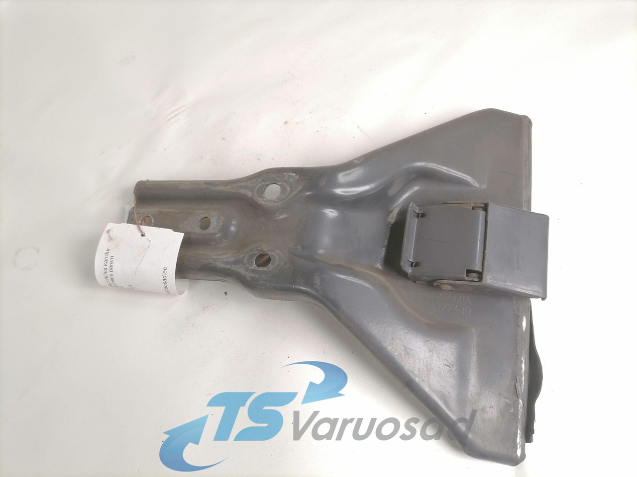 Scania Mudguard bracket 1377439 - Универсальная запчасть для Грузовиков: фото 1 Scania Mudguard bracket 1377439 - Универсальная запчасть для Грузовиков: фото 1