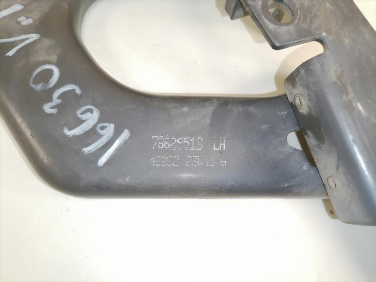 Volvo lower grille carrier hinge 78629519 - Решётка радиатора для Грузовиков: фото 4 Volvo lower grille carrier hinge 78629519 - Решётка радиатора для Грузовиков: фото 4