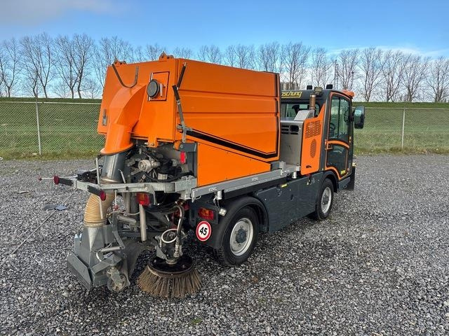 Boschung Pony P4T - Подметально-уборочная машина: фото 4 Boschung Pony P4T - Подметально-уборочная машина: фото 4