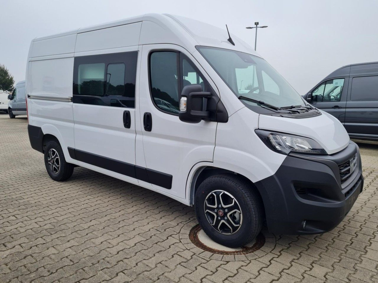 Fiat Ducato 35 Kasten Doka 7-Sitze 2x Schiebetür Maxi - Цельнометаллический фургон, Грузопассажирский фургон: фото 4 Fiat Ducato 35 Kasten Doka 7-Sitze 2x Schiebetür Maxi - Цельнометаллический фургон, Грузопассажирский фургон: фото 4