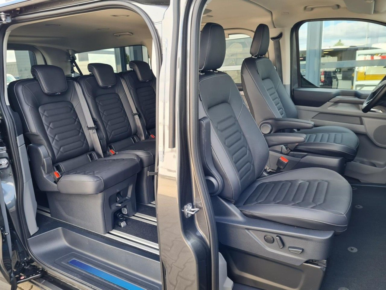Ford Tourneo Custom 8 Sitze 320 L2 Titanium LED AUTOM - Пассажирский фургон: фото 4 Ford Tourneo Custom 8 Sitze 320 L2 Titanium LED AUTOM - Пассажирский фургон: фото 4