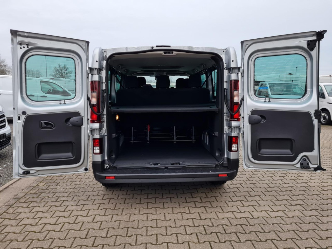 Renault Trafic Kombi 9-Sitze L2 Grand Equilibre KLIMA TEMPOMAT - Микроавтобус, Пассажирский фургон: фото 5 Renault Trafic Kombi 9-Sitze L2 Grand Equilibre KLIMA TEMPOMAT - Микроавтобус, Пассажирский фургон: фото 5