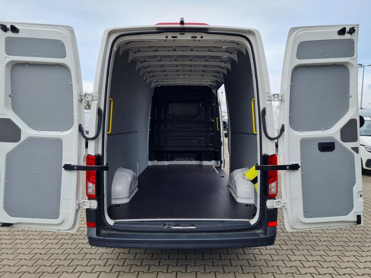Volkswagen Crafter 35 Kasten lang L4H2 KLIMA NAVI_APP HOLZB Volkswagen Crafter 35 Kasten lang L4H2 KLIMA NAVI_APP HOLZB - Цельнометаллический фургон: фото 5 Volkswagen Crafter 35 Kasten lang L4H2 KLIMA NAVI_APP HOLZB Volkswagen Crafter 35 Kasten lang L4H2 KLIMA NAVI_APP HOLZB - Цельнометаллический фургон: фото 5