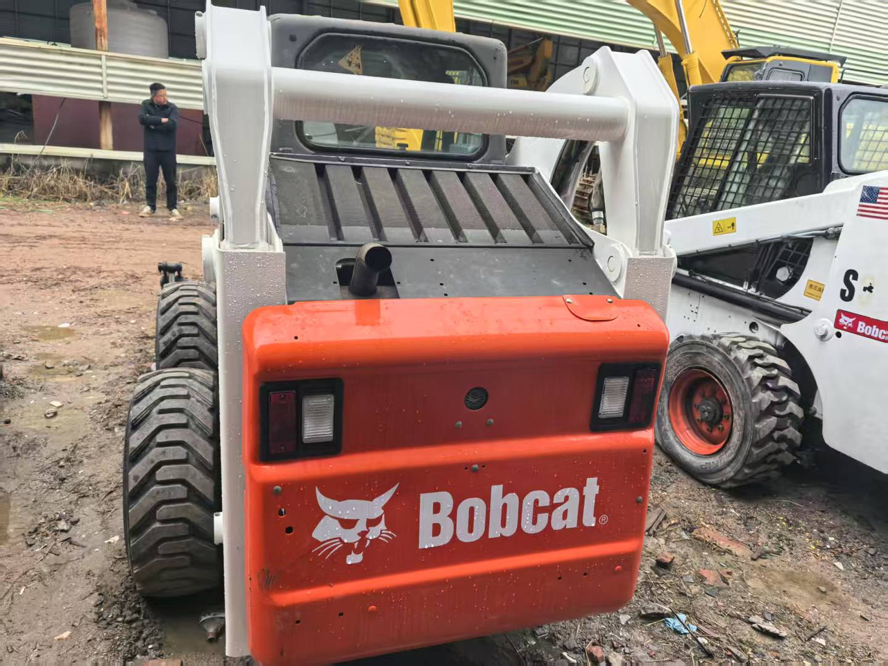 Bobcat S300 - Мини-погрузчик с бортовым поворотом: фото 3 Bobcat S300 - Мини-погрузчик с бортовым поворотом: фото 3