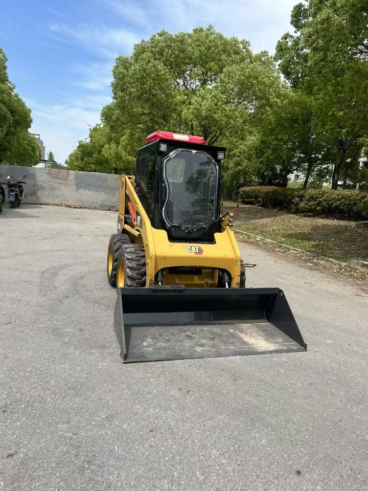 CATERPILLAR 226B - Мини-погрузчик с бортовым поворотом: фото 4 CATERPILLAR 226B - Мини-погрузчик с бортовым поворотом: фото 4