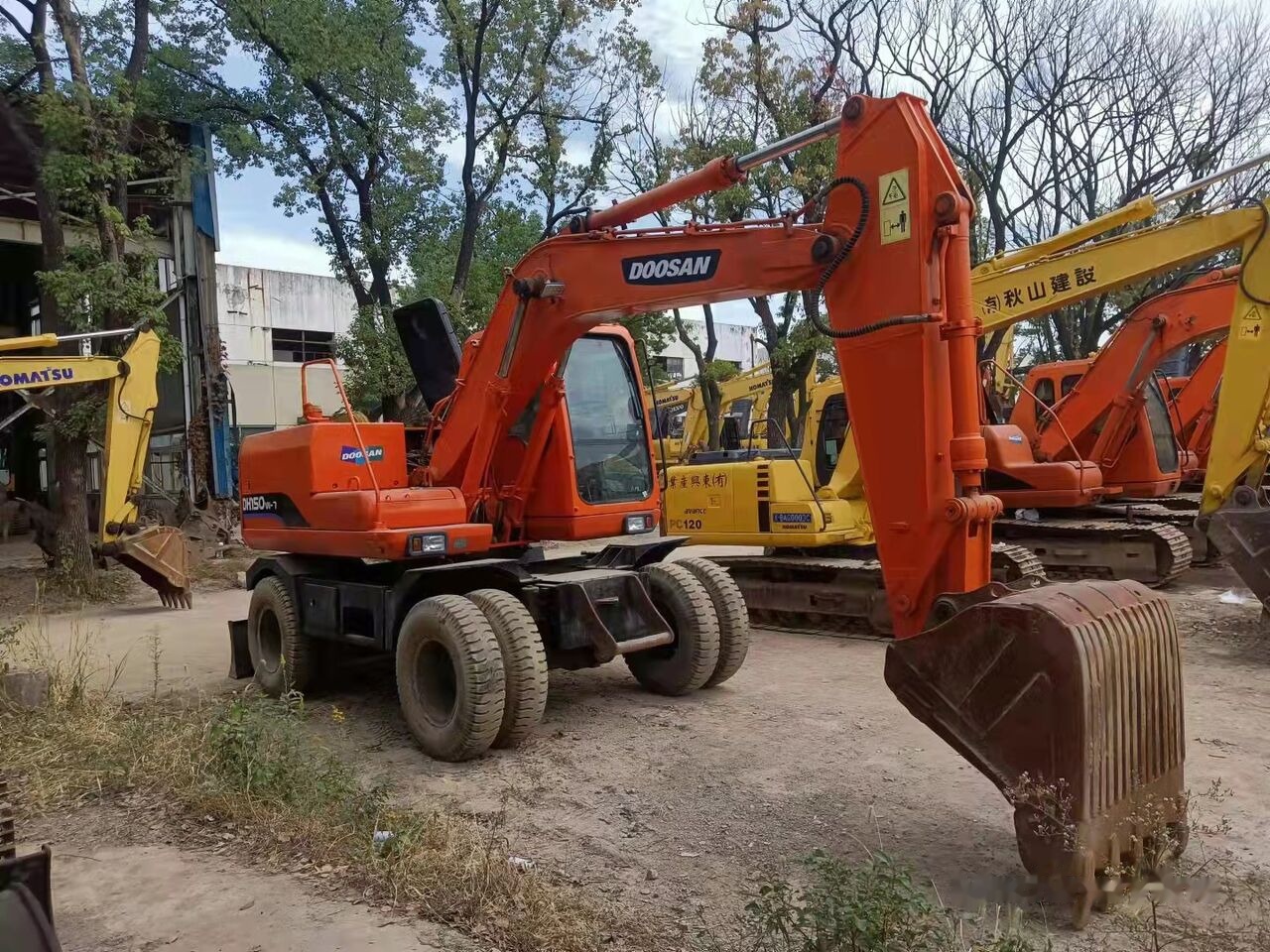 Doosan DH150W - Колёсный экскаватор: фото 3 Doosan DH150W - Колёсный экскаватор: фото 3