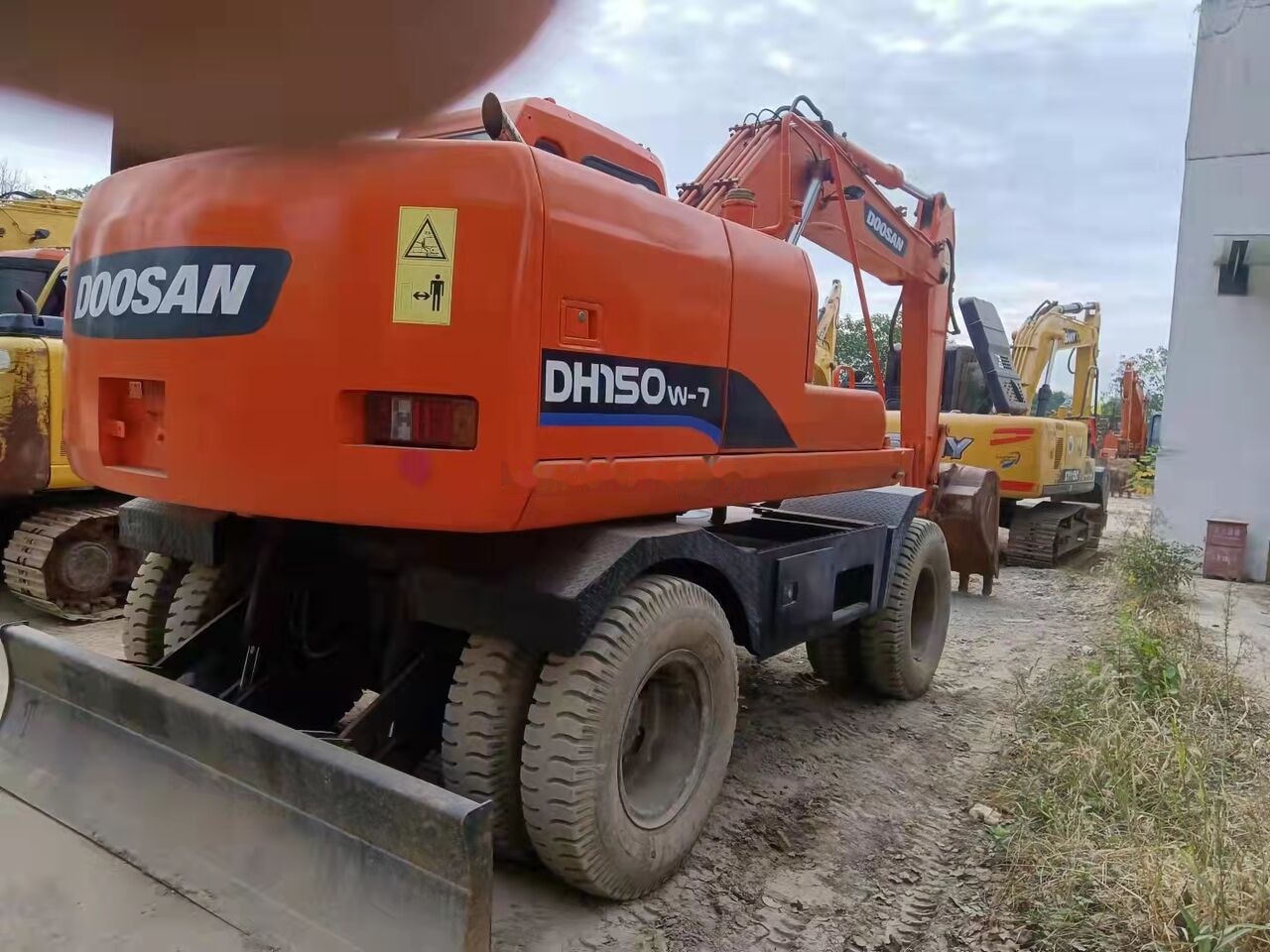 Doosan DH150W - Колёсный экскаватор: фото 4 Doosan DH150W - Колёсный экскаватор: фото 4