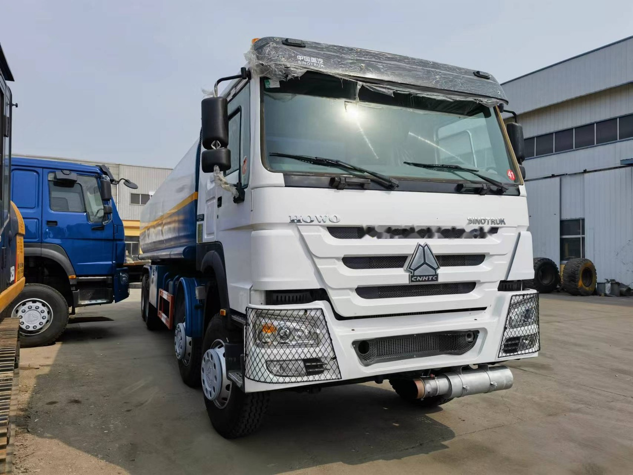 Sinotruk HOWO 375 8*4 Tank truck - Грузовик-цистерна: фото 3 Sinotruk HOWO 375 8*4 Tank truck - Грузовик-цистерна: фото 3
