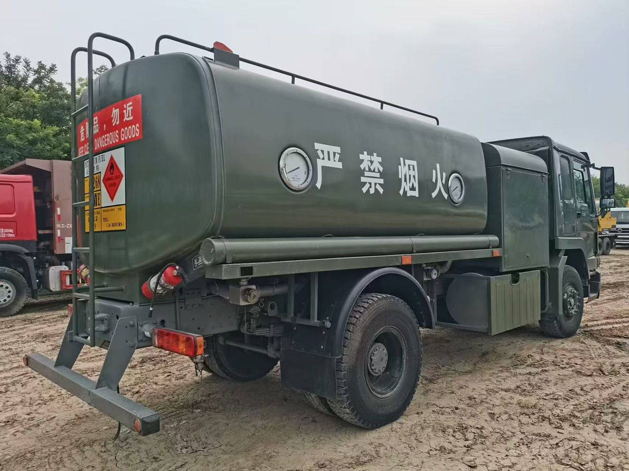 Sinotruk HOWO - Грузовик-цистерна: фото 2 Sinotruk HOWO - Грузовик-цистерна: фото 2