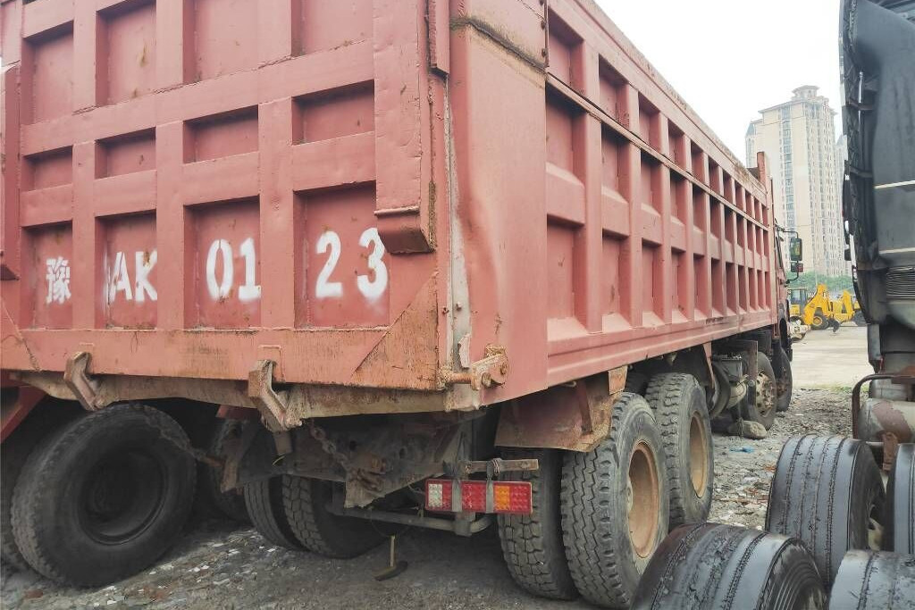 Sinotruk Howo - Самосвал: фото 2 Sinotruk Howo - Самосвал: фото 2