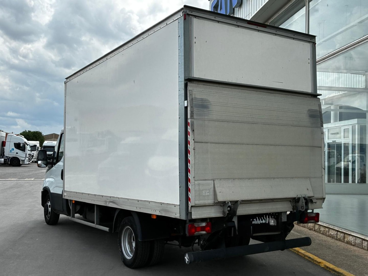 Caja cerrada IVECO 35C16 20m3 - Фургон с закрытым кузовом: фото 4 Caja cerrada IVECO 35C16 20m3 - Фургон с закрытым кузовом: фото 4