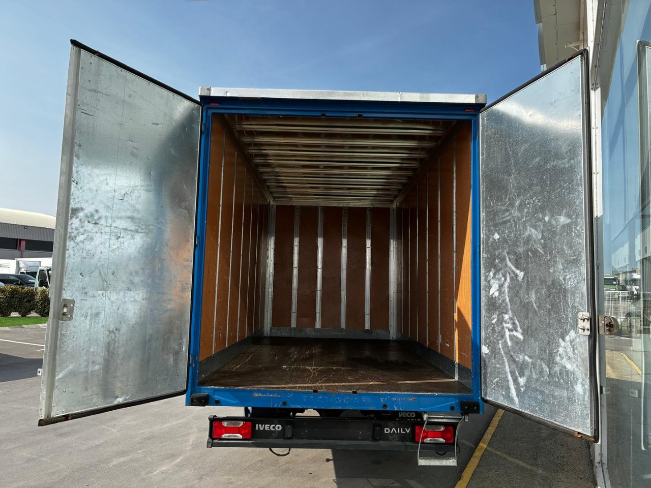 Caja cerrada IVECO 35C16 20m3 - Фургон с закрытым кузовом: фото 5 Caja cerrada IVECO 35C16 20m3 - Фургон с закрытым кузовом: фото 5