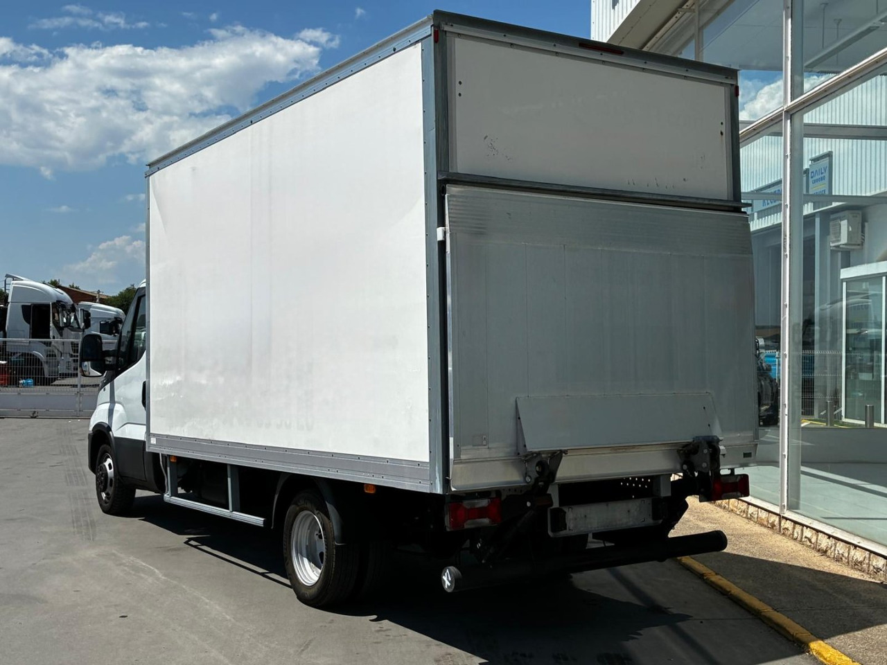 Caja cerrada IVECO 35C16 20m3 - Фургон с закрытым кузовом: фото 4 Caja cerrada IVECO 35C16 20m3 - Фургон с закрытым кузовом: фото 4