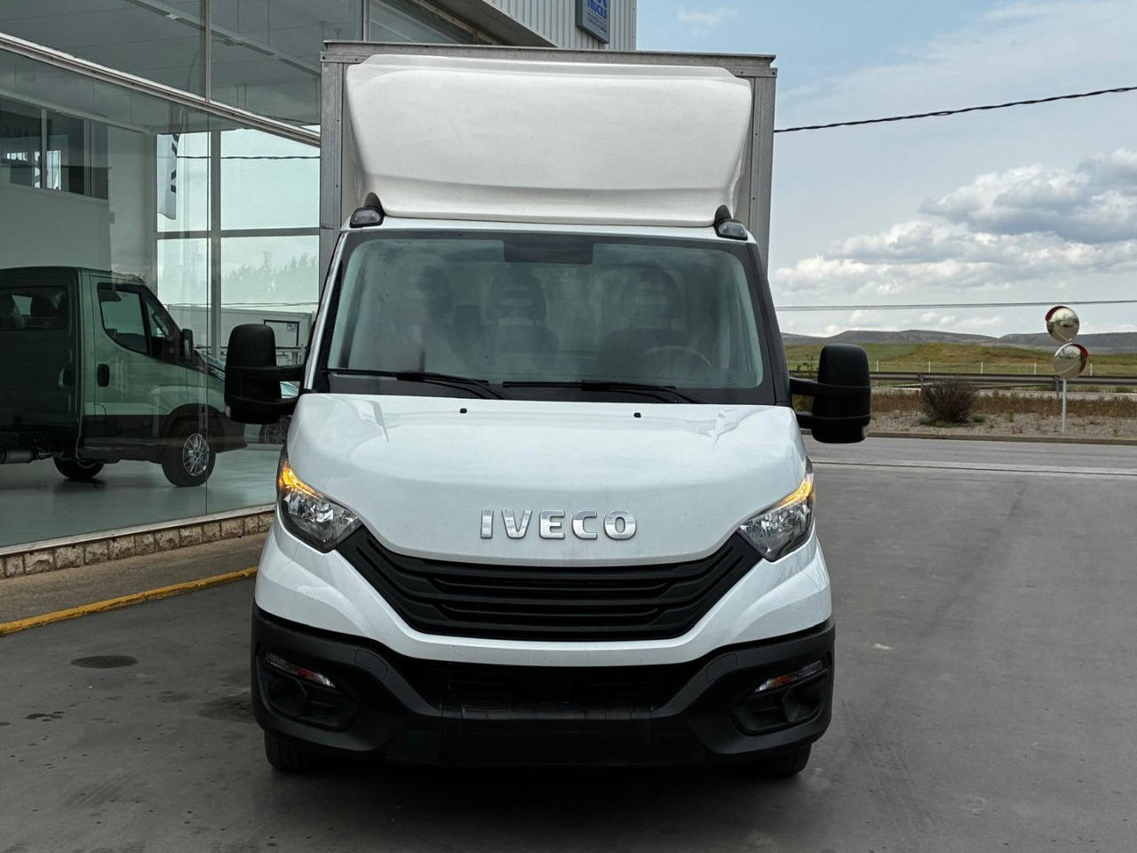 Caja cerrada IVECO 35C16 3.0 20m3 - Фургон с закрытым кузовом: фото 2 Caja cerrada IVECO 35C16 3.0 20m3 - Фургон с закрытым кузовом: фото 2