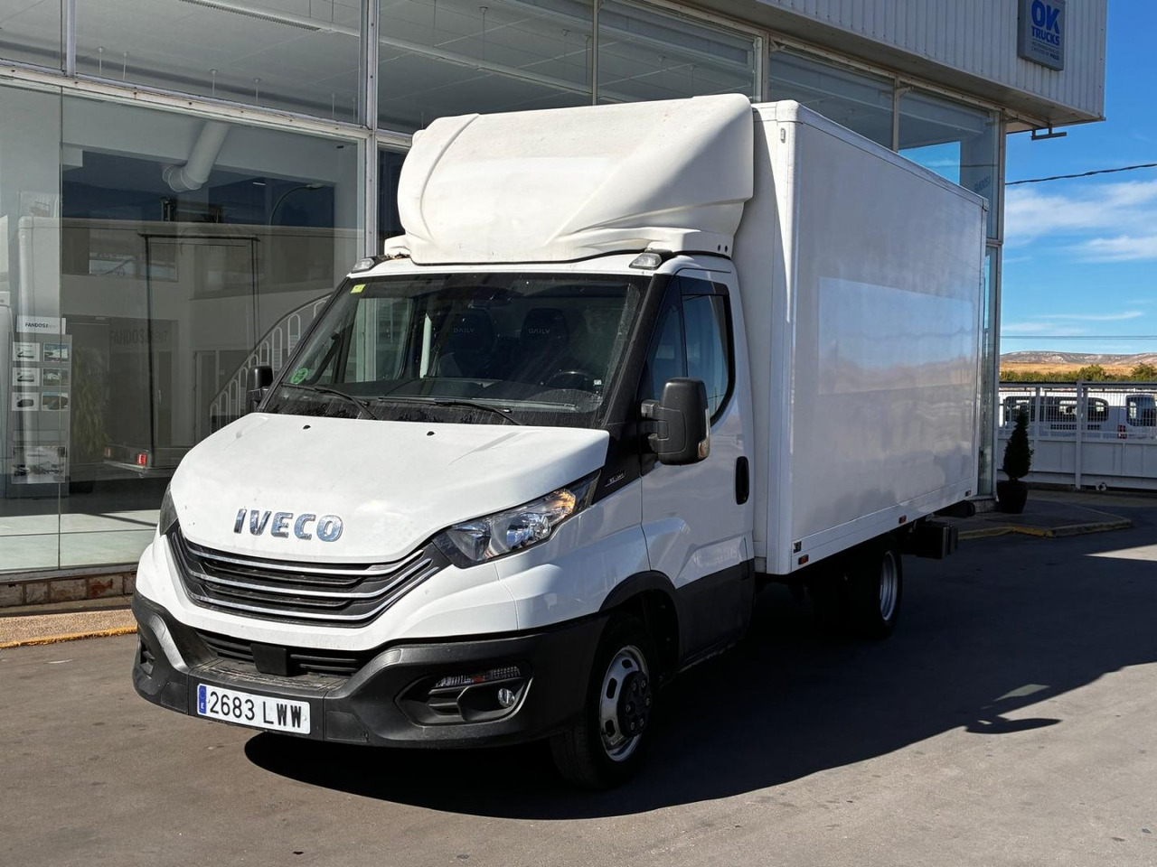 Caja cerrada con plataforma elevadora IVECO 35C14 20m3 con puerta lateral - Фургон с закрытым кузовом: фото 1 Caja cerrada con plataforma elevadora IVECO 35C14 20m3 con puerta lateral - Фургон с закрытым кузовом: фото 1