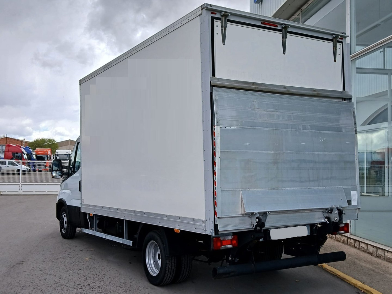 Caja cerrada con plataforma elevadora IVECO 35C16 20m3 Automática - Фургон с закрытым кузовом: фото 4 Caja cerrada con plataforma elevadora IVECO 35C16 20m3 Automática - Фургон с закрытым кузовом: фото 4