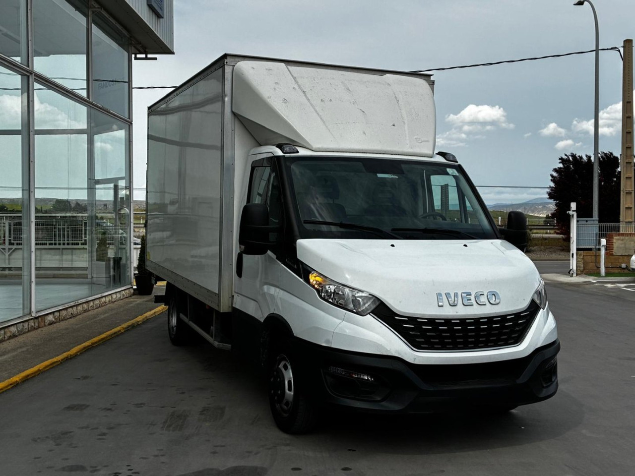 Caja cerrada con plataforma elevadora IVECO 35C16 20m3 Automática - Фургон с закрытым кузовом: фото 3 Caja cerrada con plataforma elevadora IVECO 35C16 20m3 Automática - Фургон с закрытым кузовом: фото 3
