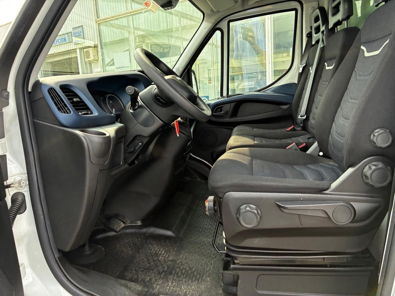 Caja cerrada con plataforma elevadora IVECO 35C16 20m3 Automática - Фургон с закрытым кузовом: фото 5 Caja cerrada con plataforma elevadora IVECO 35C16 20m3 Automática - Фургон с закрытым кузовом: фото 5