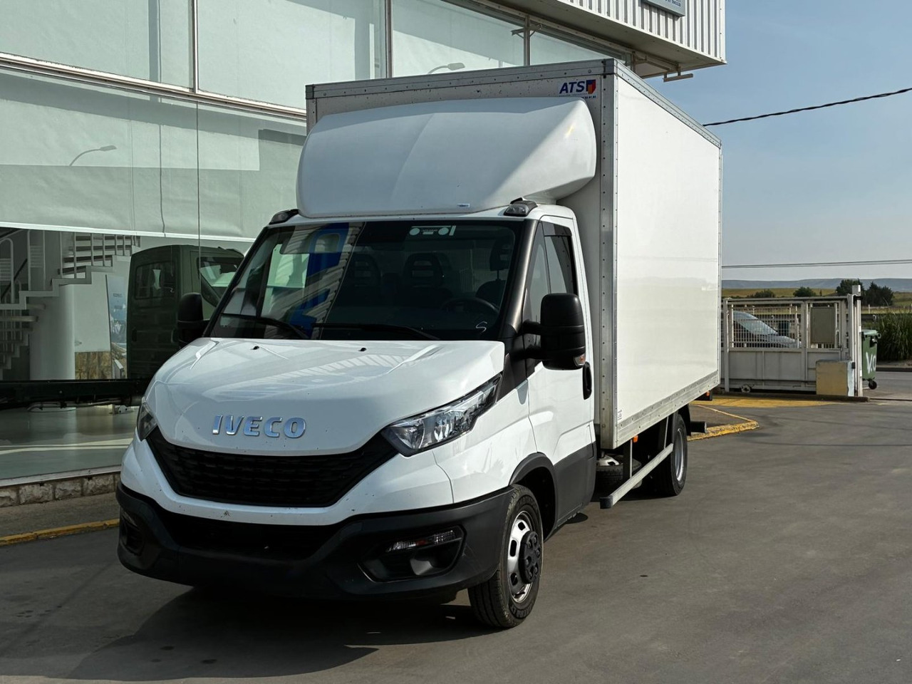 Caja cerrada con plataforma elevadora IVECO 35C16 20m3 - Фургон с закрытым кузовом: фото 1 Caja cerrada con plataforma elevadora IVECO 35C16 20m3 - Фургон с закрытым кузовом: фото 1