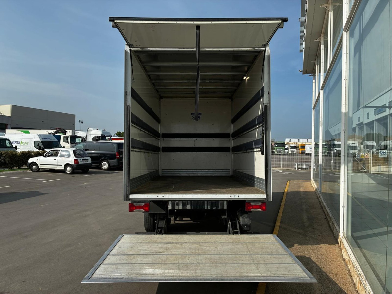 Caja cerrada con plataforma elevadora IVECO 35C16 20m3 - Фургон с закрытым кузовом: фото 5 Caja cerrada con plataforma elevadora IVECO 35C16 20m3 - Фургон с закрытым кузовом: фото 5
