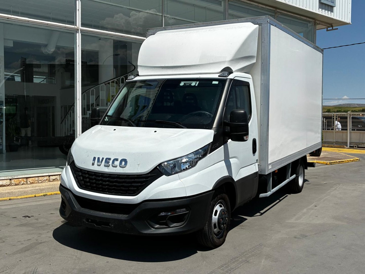 Caja cerrada con plataforma elevadora IVECO 35C16 20m3 - Фургон с закрытым кузовом: фото 1 Caja cerrada con plataforma elevadora IVECO 35C16 20m3 - Фургон с закрытым кузовом: фото 1