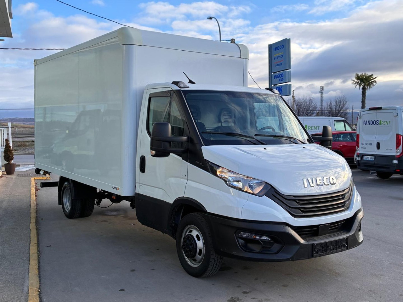 Caja cerrada con plataforma elevadora IVECO 35C16 20m3 - Фургон с закрытым кузовом: фото 3 Caja cerrada con plataforma elevadora IVECO 35C16 20m3 - Фургон с закрытым кузовом: фото 3