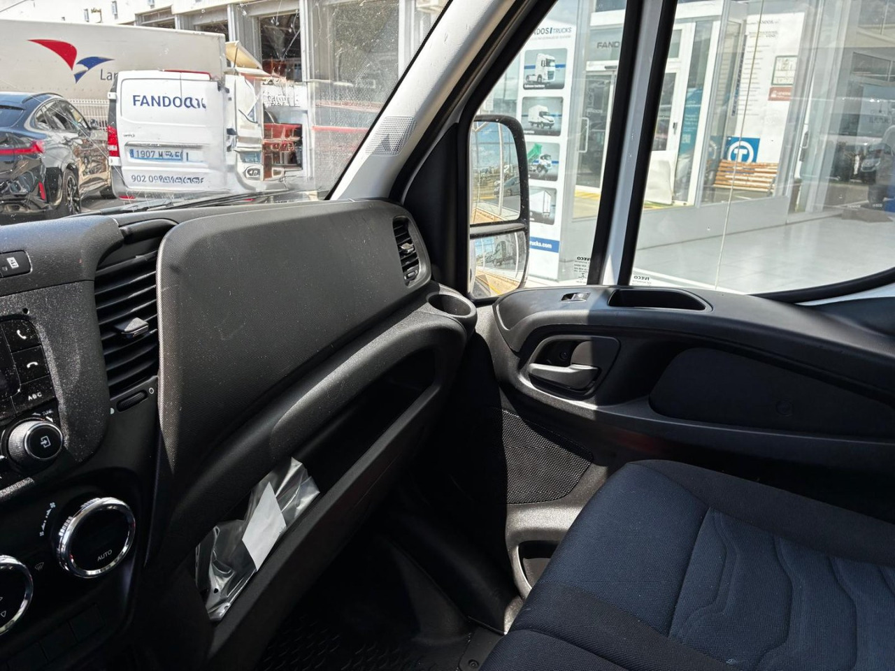 Фургон с закрытым кузовом Caja cerrada con plataforma elevadora IVECO 35C16 20m3: фото 8