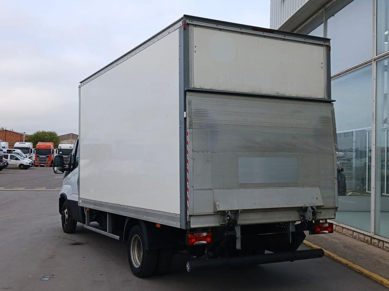 Caja cerrada con plataforma elevadora IVECO 35C16 20m3 - Фургон с закрытым кузовом: фото 4 Caja cerrada con plataforma elevadora IVECO 35C16 20m3 - Фургон с закрытым кузовом: фото 4
