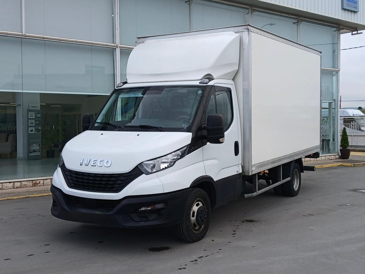 Caja cerrada con plataforma elevadora IVECO 35C16 20m3 - Фургон с закрытым кузовом: фото 1 Caja cerrada con plataforma elevadora IVECO 35C16 20m3 - Фургон с закрытым кузовом: фото 1