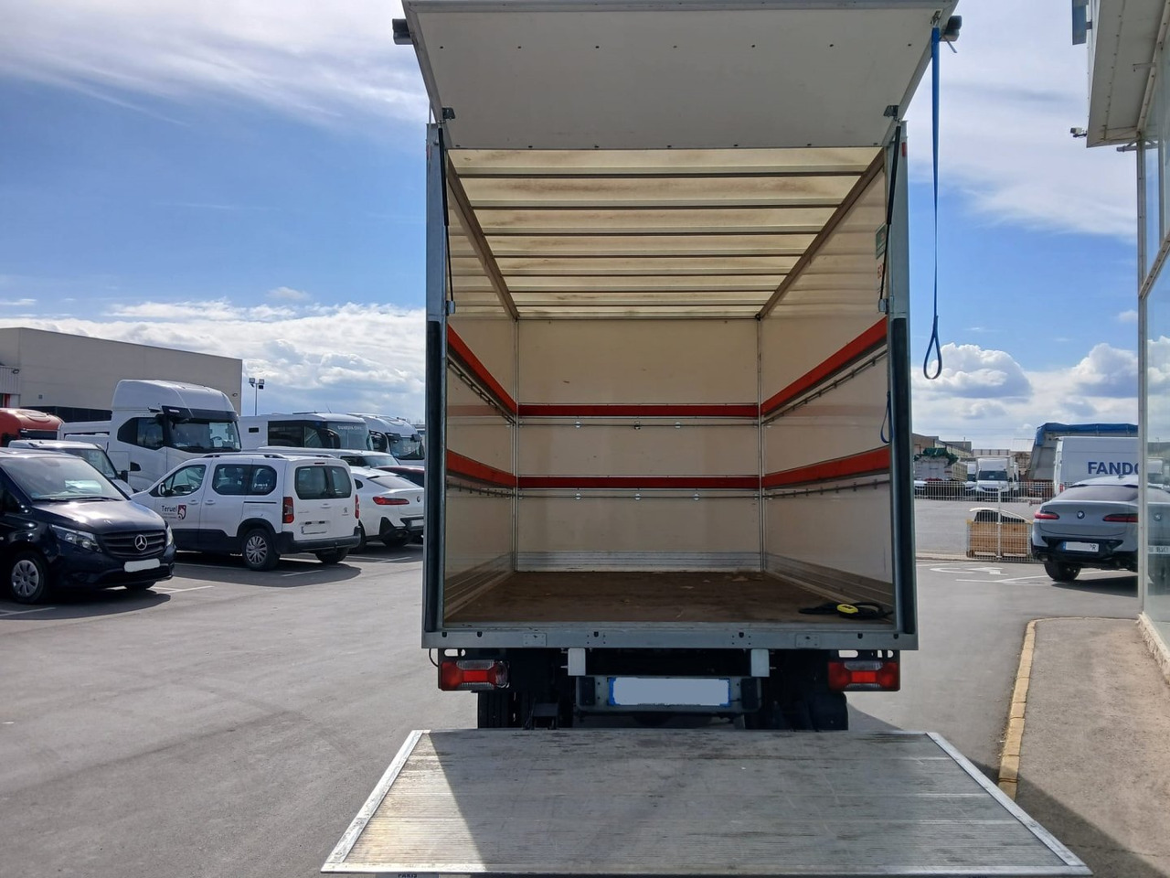 Caja cerrada con plataforma elevadora IVECO 35C16 20m3 - Фургон с закрытым кузовом: фото 5 Caja cerrada con plataforma elevadora IVECO 35C16 20m3 - Фургон с закрытым кузовом: фото 5