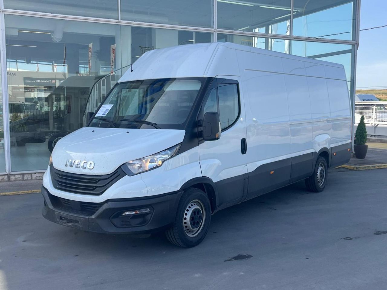 Furgón IVECO 35S14 16m3 Hi-matic - Цельнометаллический фургон: фото 1 Furgón IVECO 35S14 16m3 Hi-matic - Цельнометаллический фургон: фото 1