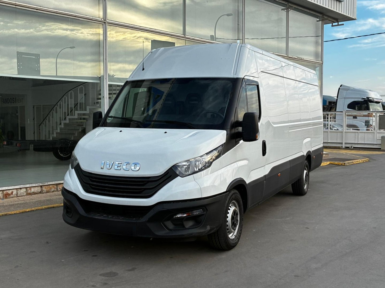 Furgón IVECO 35S14 V 16m3 - Цельнометаллический фургон: фото 1 Furgón IVECO 35S14 V 16m3 - Цельнометаллический фургон: фото 1