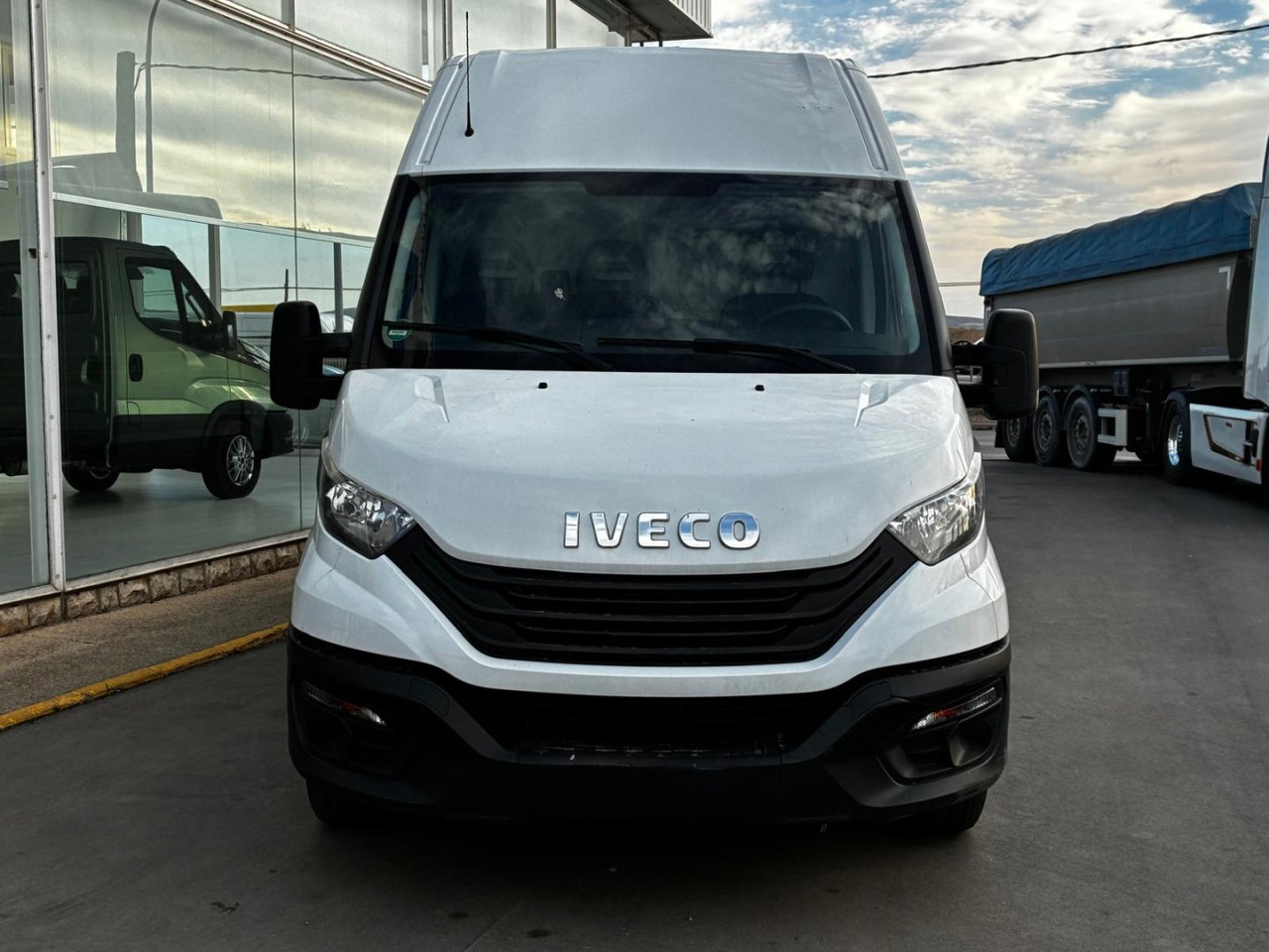 Furgón IVECO 35S14 V 16m3 - Цельнометаллический фургон: фото 2 Furgón IVECO 35S14 V 16m3 - Цельнометаллический фургон: фото 2
