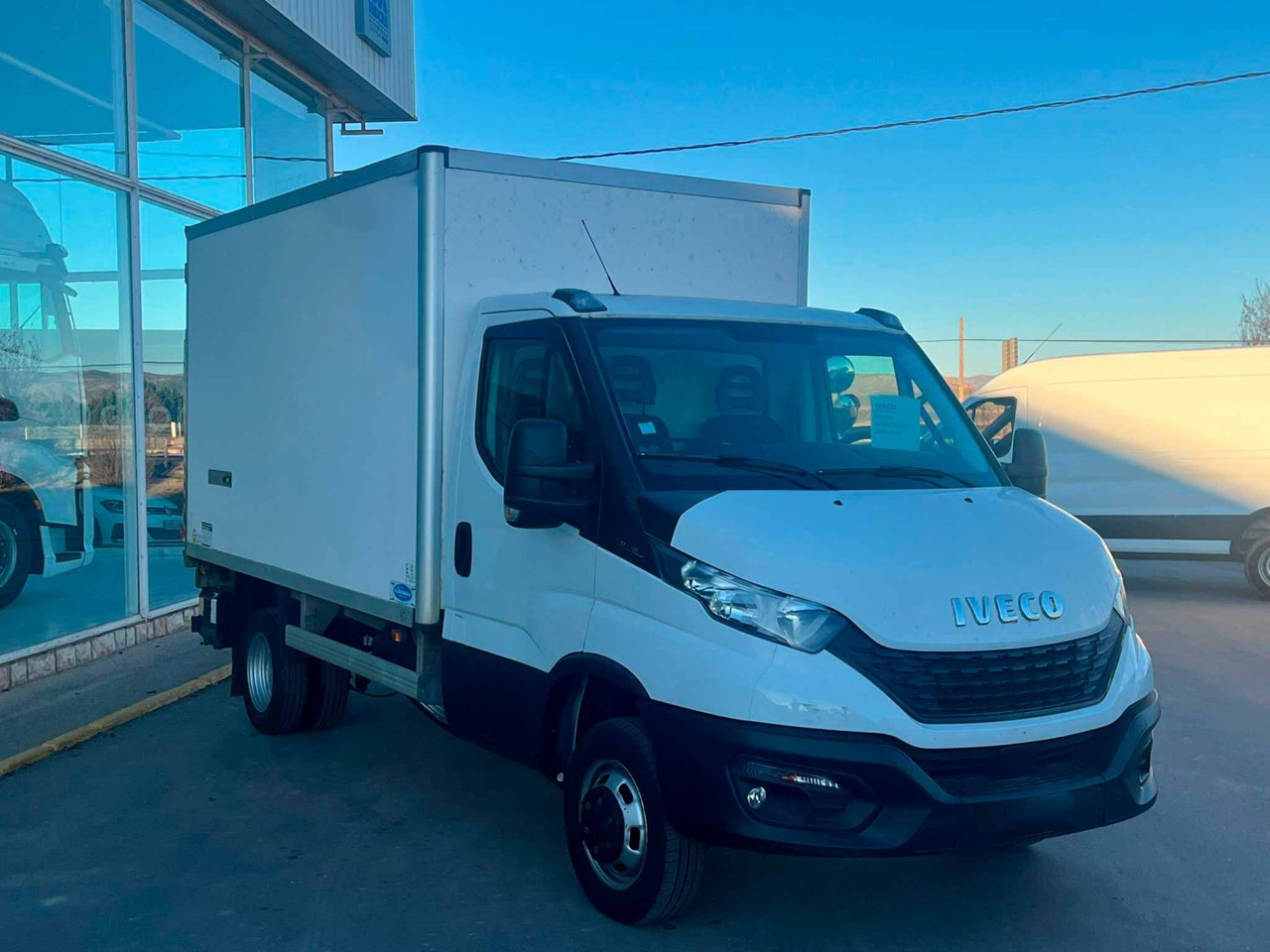 Isotermo IVECO 35C14 ISOTERMO PUERTA ELEVADORA - Фургон с закрытым кузовом: фото 3 Isotermo IVECO 35C14 ISOTERMO PUERTA ELEVADORA - Фургон с закрытым кузовом: фото 3