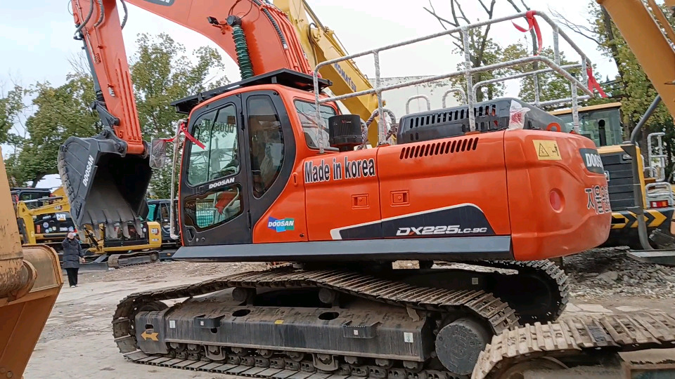 DOOSAN DX225LCA LC - 9C - Гусеничный экскаватор: фото 1 DOOSAN DX225LCA LC - 9C - Гусеничный экскаватор: фото 1
