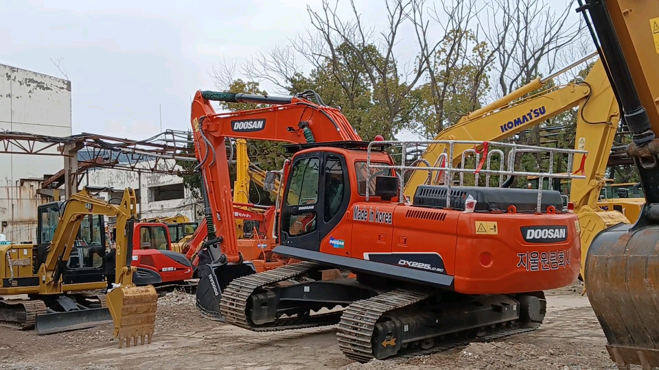 DOOSAN DX225LCA LC - 9C - Гусеничный экскаватор: фото 3 DOOSAN DX225LCA LC - 9C - Гусеничный экскаватор: фото 3