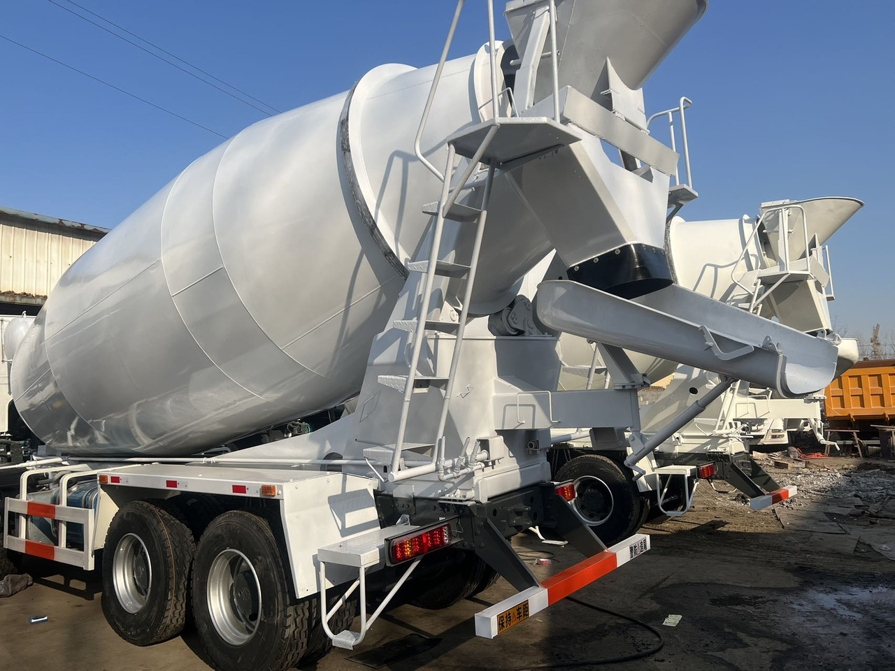 SINOTRUK HOWO 371 HP 16 CBM 8*4 - Автобетоносмеситель: фото 5 SINOTRUK HOWO 371 HP 16 CBM 8*4 - Автобетоносмеситель: фото 5
