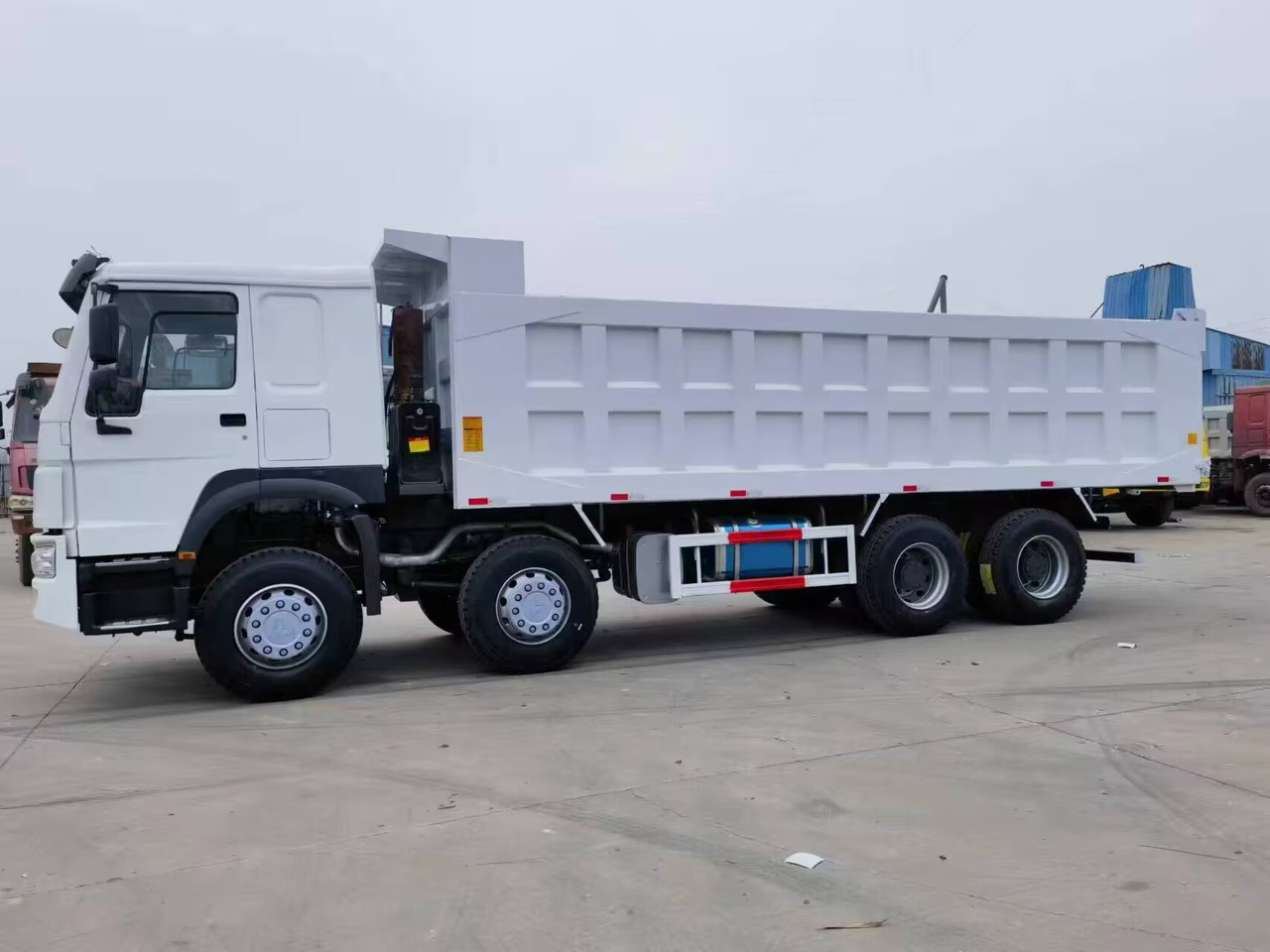SINOTRUK HOWO DUMP TRUCK 8*4 - Самосвал: фото 5 SINOTRUK HOWO DUMP TRUCK 8*4 - Самосвал: фото 5