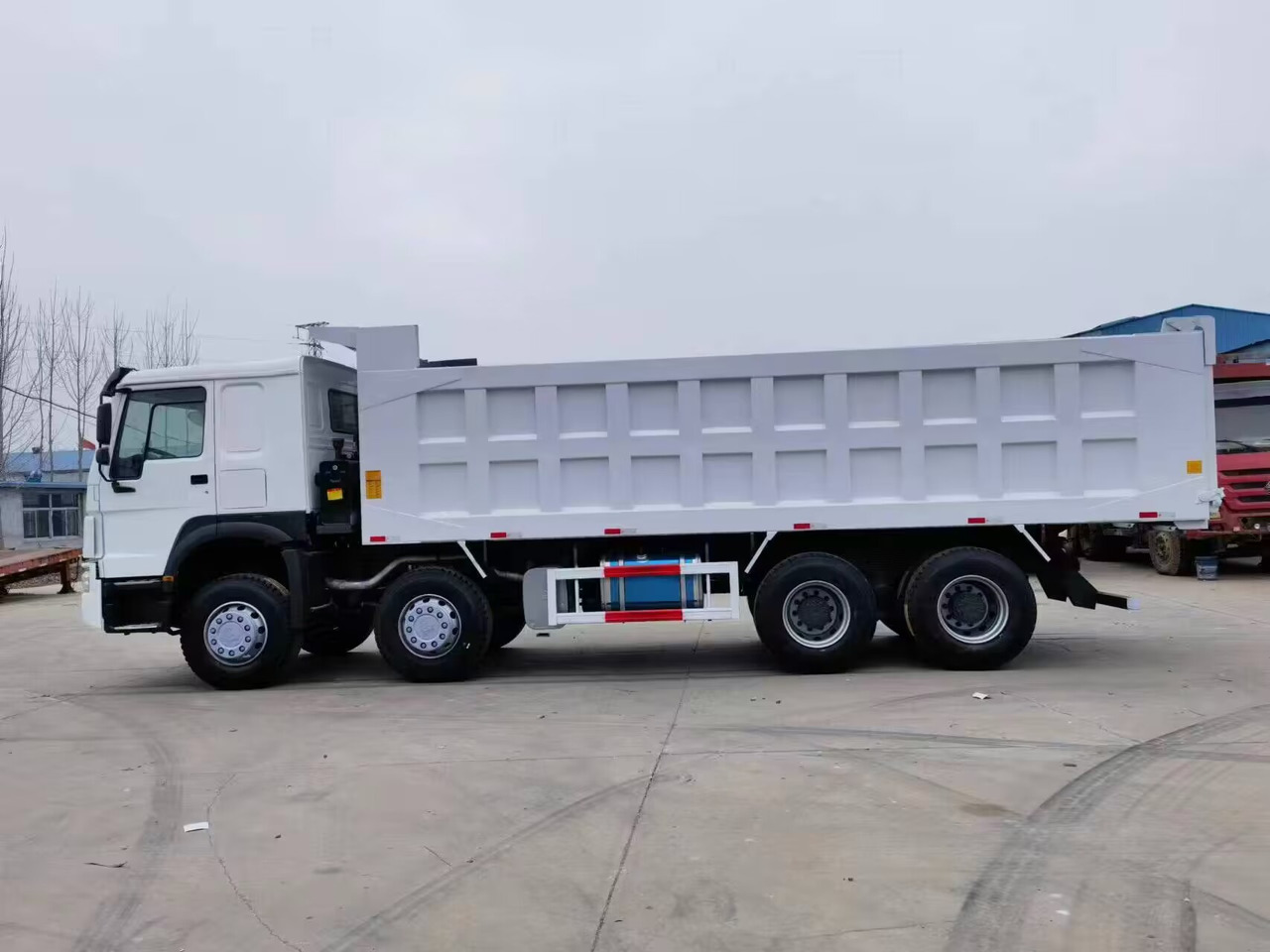 SINOTRUK HOWO DUMP TRUCK 8*4 - Самосвал: фото 2 SINOTRUK HOWO DUMP TRUCK 8*4 - Самосвал: фото 2