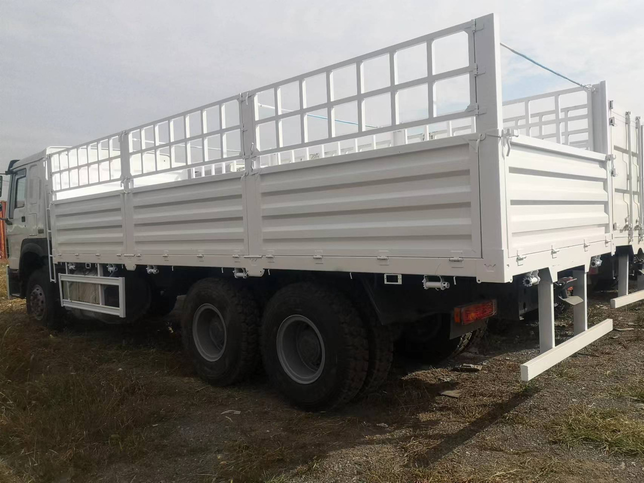 SINOTRUK HOWO LIVESTOCK DUMP TRUCK WITH FENCE 371 375 380 400 420 460 HP - Самосвал: фото 3 SINOTRUK HOWO LIVESTOCK DUMP TRUCK WITH FENCE 371 375 380 400 420 460 HP - Самосвал: фото 3