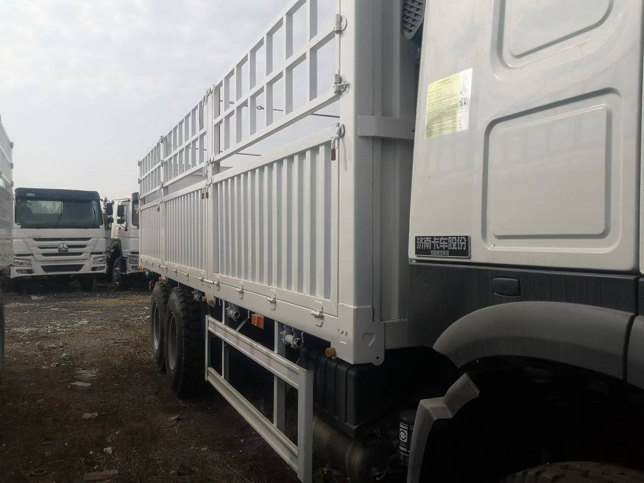 SINOTRUK HOWO LIVESTOCK DUMP TRUCK WITH FENCE 371 375 380 400 420 460 HP - Самосвал: фото 5 SINOTRUK HOWO LIVESTOCK DUMP TRUCK WITH FENCE 371 375 380 400 420 460 HP - Самосвал: фото 5