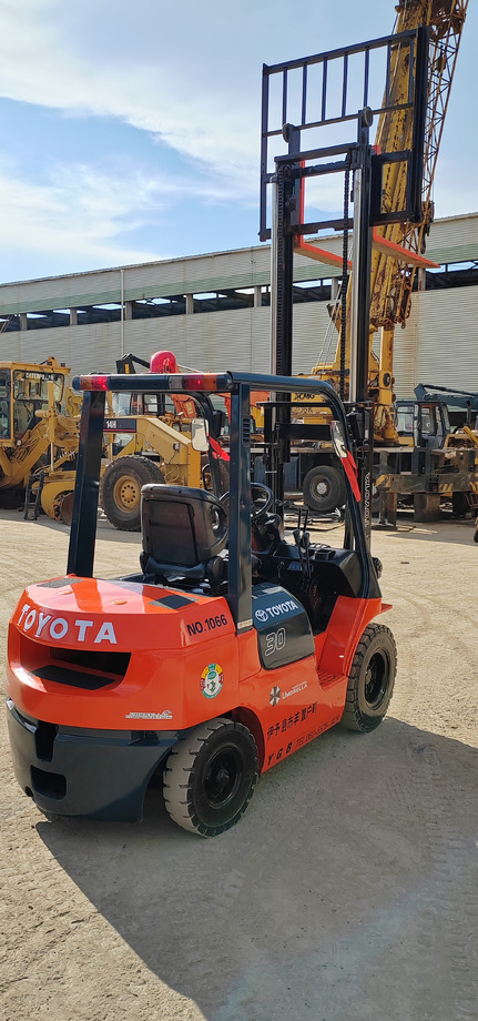 TOYOTA FD 30 - Вилочный погрузчик: фото 4 TOYOTA FD 30 - Вилочный погрузчик: фото 4