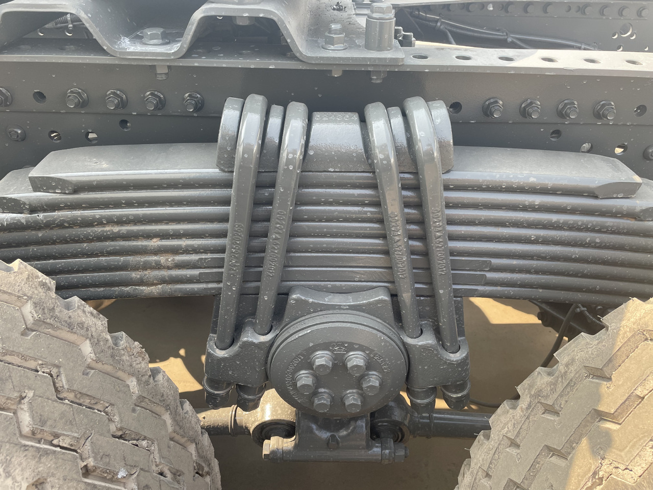SINOTRUK HOWO 420 TRACTOR HEAD TRAILOR TRUCK Howo 380 375 371 - Тягач: фото 4 SINOTRUK HOWO 420 TRACTOR HEAD TRAILOR TRUCK Howo 380 375 371 - Тягач: фото 4